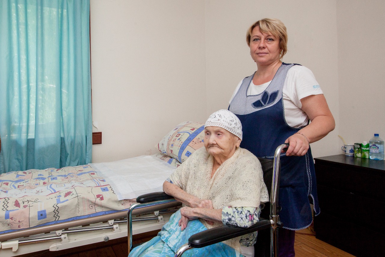персонал пансионата для престарелых инвалидов